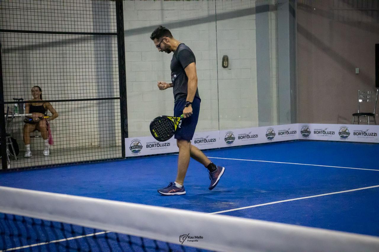 Atletas celebrando ponto em torneio de Beach Tennis, Padel ou Tênis por equipes