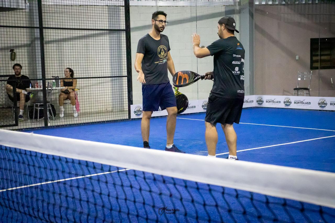 Duplas em ação durante um torneio de Beach Tennis, Padel ou Tênis